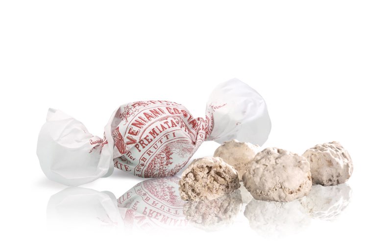 Itališkas lazdyno riešutų ir migdolų skanėstas Brutti e Buoni, cinamono skonio